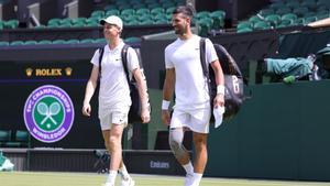 Jannik Sinner y Novak Djokovic, en la Pista Central de Wimbledon