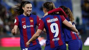 Engen y Aitana celebran uno de los goles de Aitana contra el Real Madrid en la semifinal de la Supercopa