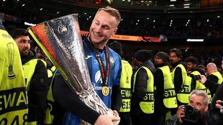 Teun Koopmeiners posa con la copa de la Europa League
