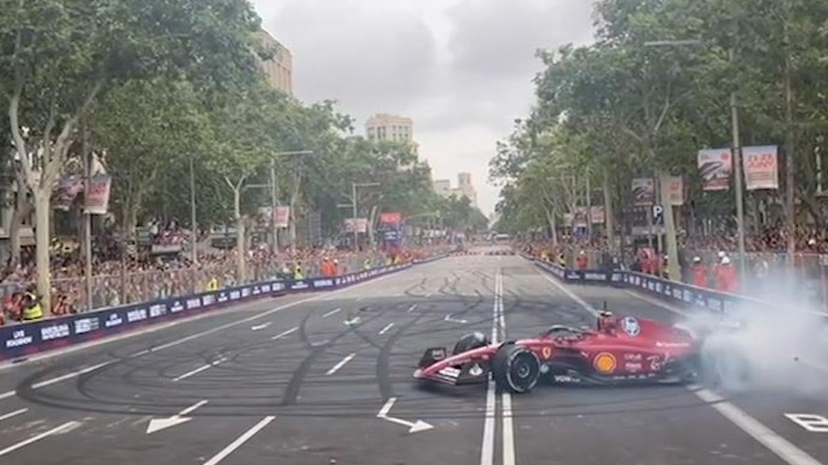 ¡Así se las gasta Carlos Sainz por las calles de Barcelona!