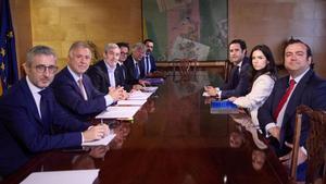 Vox amenaza con romper gobiernos con el PP si acepta el reparto de menores migrantes llegados a Canarias