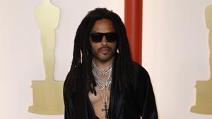 Lenny Kravitz, quien ya nos tiene acostumbrados a las apuestas extravagantes, no parece haber teminado de dar con el equilibrio entre atrevimiento y elegancia, con especial mención para sus pantalones.