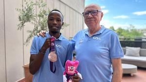 Thierry Ndikumwenayo, junto a su entrenador Pepe Ortuño