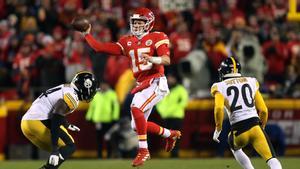 Patrick Mahomes durante un partido ante los Steelers