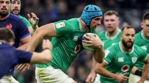 El irlandés Beirne carga en la jugada de su ensayo ante Francia.