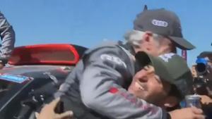 El abrazo de los Sainz en meta