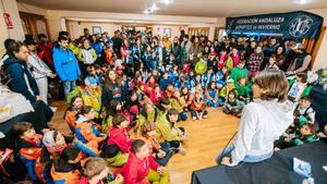 Carolina Ruiz protagonizó una charla motivacional con los jóvenes esquiadores