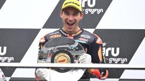 El turco Deniz Öncü, celebrando su récord en Moto3.