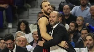 Chus Mateo y el Chacho Rodríguez celebrando en un partido