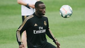 Mendy entrenándose