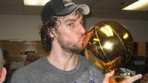 Pau Gasol, con su primer título de campeón de la NBA