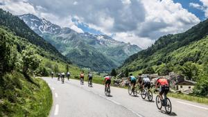 Los participantes de la marcha cicloturista Quebrantahuesos recorren paisajes naturales de gran belleza por Aragón