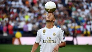 Hazard se presenta a su nueva afición besando el escudo