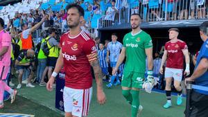 Joan Oriol, Varo y Pol Domingo entrando al césped de La Rosaleda