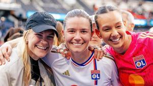 Damaris Egurrola celebra el pase del Lyon a la final de la Champions con Hegerberg y Endler